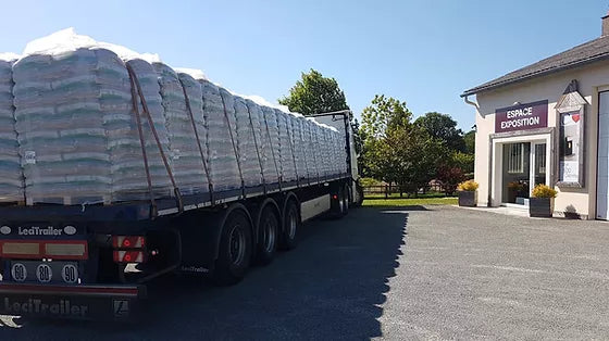 Pellets de madera en sacos de 15 kg para calefacción en dos camiones completos